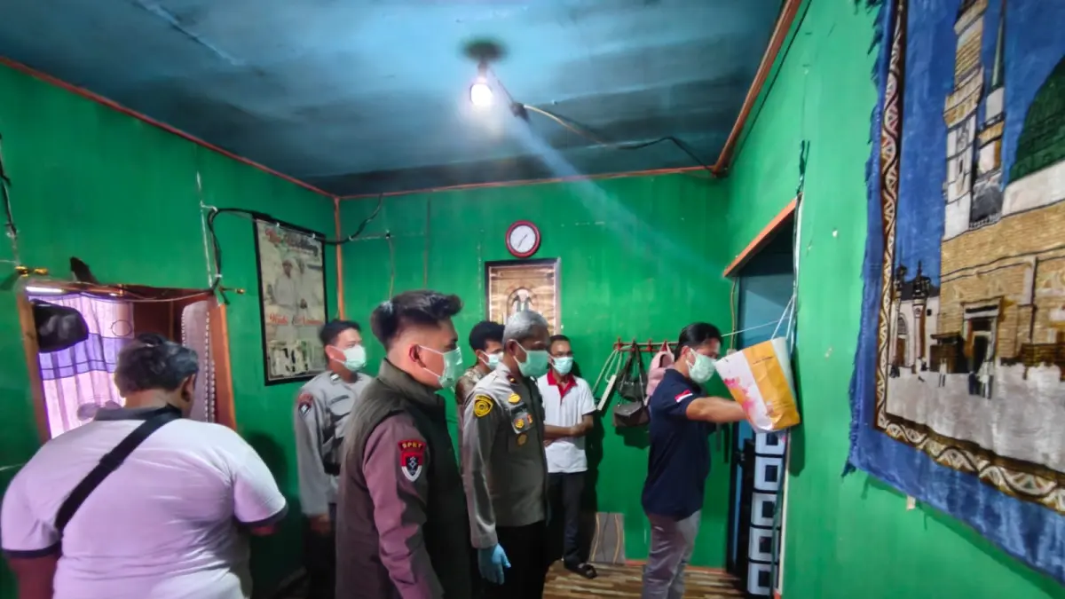 TKP: Petugas kepolisian bersama warga pada lokasi tempat kejadian perkara (TKP) di kontrakan kawasan Ujung Murung, Amuntai, Jumat (10/4/2026).&nbsp;