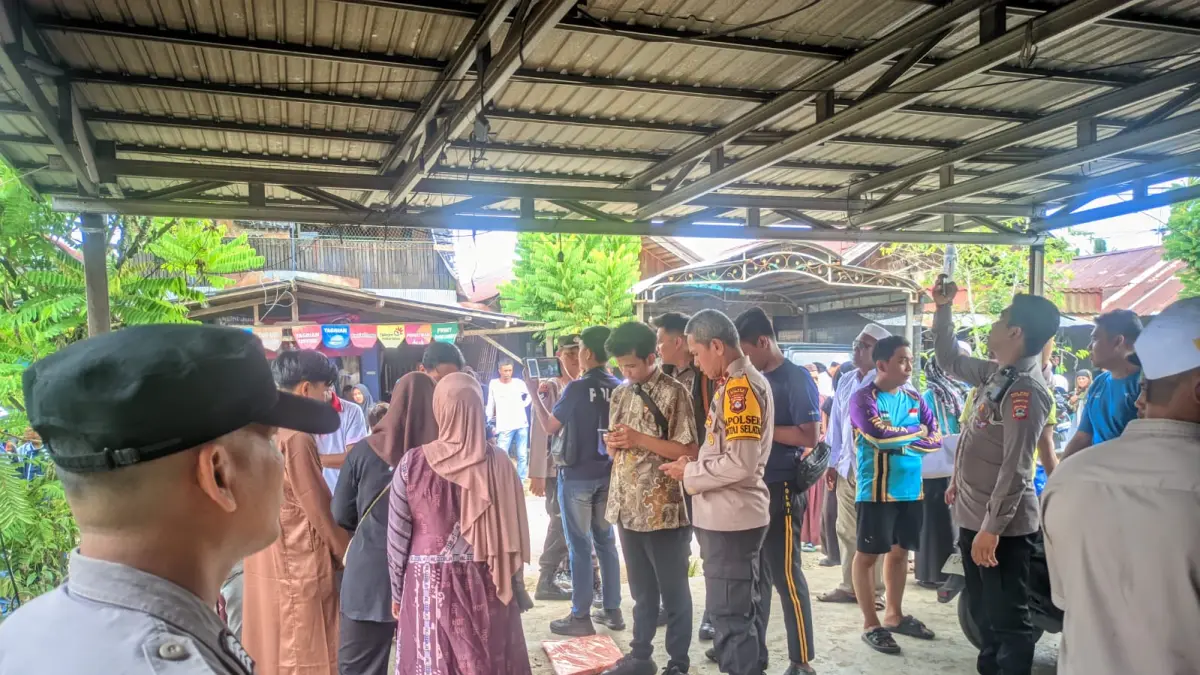 TKP: Petugas kepolisian bersama warga pada lokasi tempat kejadian perkara (TKP) di kontrakan kawasan Ujung Murung, Amuntai, Jumat (10/4/2026). 