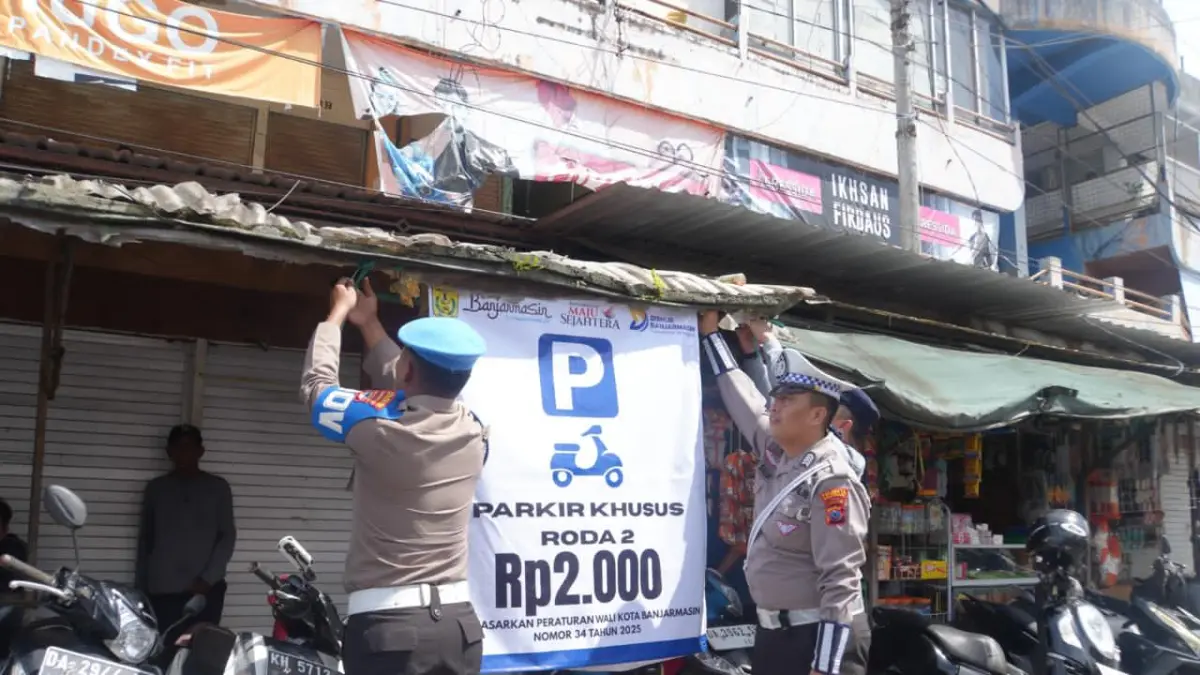 ANTISIPASI:Dishub Kota Banjarmasin bersama TNI-Polri menertibkan parkir liar dan memasang tarif resmi di kawasan Pasar Baru untuk memastikan tidak ada pungutan di luar ketentuan.(Foto: Ahmad untuk Radar Banjarmasin)