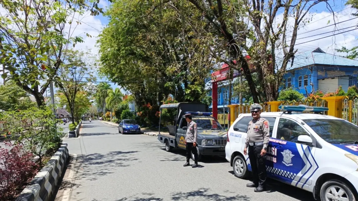 BERJAGA: Personel semua unit di Polsek Banjarmasin berjaga di ruas jalan kompeks Mulawarman, menghalau remaja yang melakukan balapan liar.&nbsp; (foto: Humas Resta untuk Radar Banjarmasin)