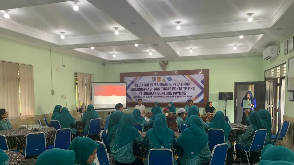 EDUKATIF: Suasana kegiatan pembinaan administrasi TP PKK Kelurahan Guntung Payung yang berlangsung interaktif dan edukatif.