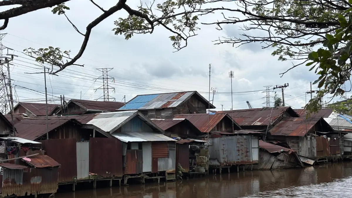 MAU DITERTIBKAN: Pemerintah Kota Banjarmasin kembali melakukan pendataan bangunan di atas sempadan sungai. Kali ini di sepanjang Sungai Zafry Zamzam Banjarmasin Barat. (Zulvan Rahmatan/Radar Banjarmasin)