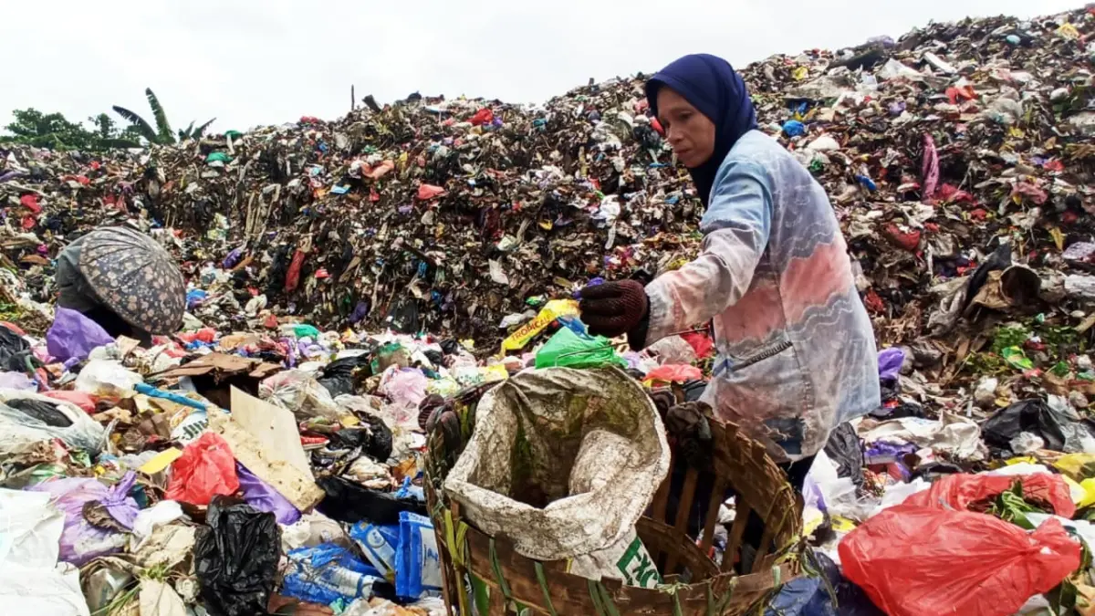 MEMILAH:Aktivitas warga di gunungan sampah Tempat Pembuangan Akhir (TPA) Basirih, Kota Banjarmasin.(Foto:Fadlan Zakiri/Radar Banjarmasin)