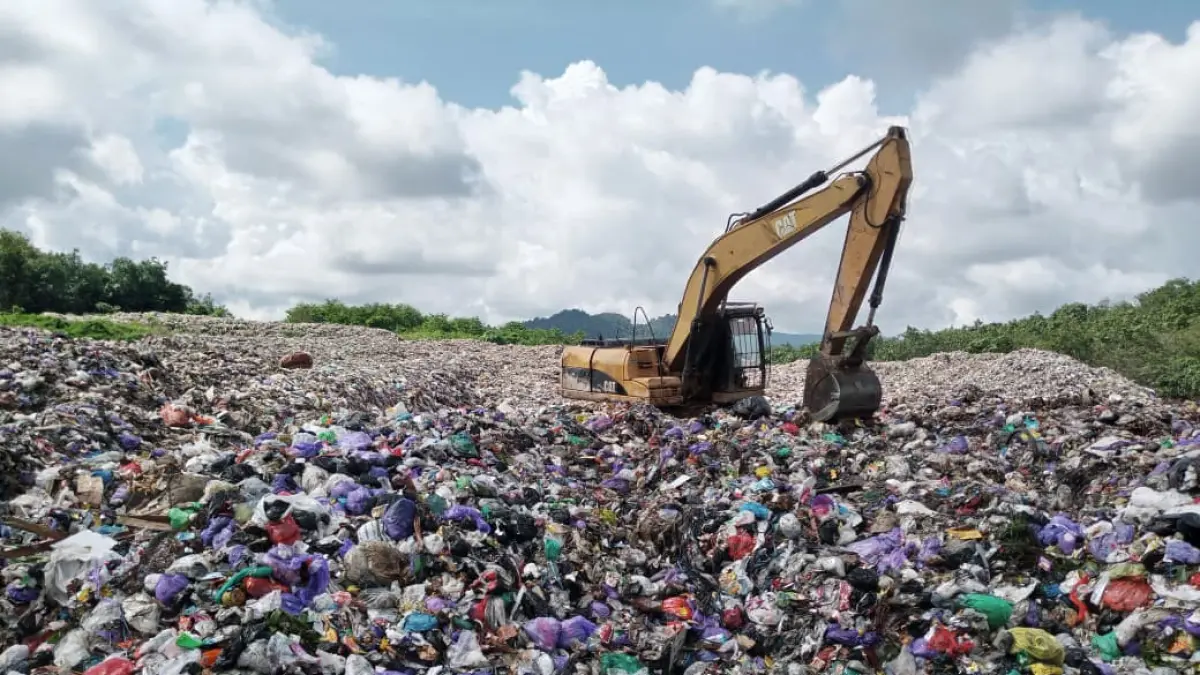 MENUMPUK:Aktivitas pengolahan sampah di TPA Cahaya Kencana, Kecamatan Karang Intan, Kabupaten Banjar.(Foto:Fadlan Zakiri/Radar Banjarmasin)&nbsp;
