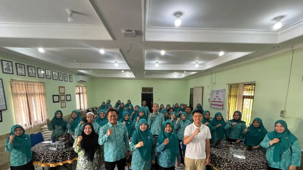 MOMEN: Foto bersama TP PKK Kota Banjarbaru, Kecamatan Landasan Ulin, dan Kelurahan Guntung Payung serta perwakilan PAMA BBSO usai kegiatan pembinaan.