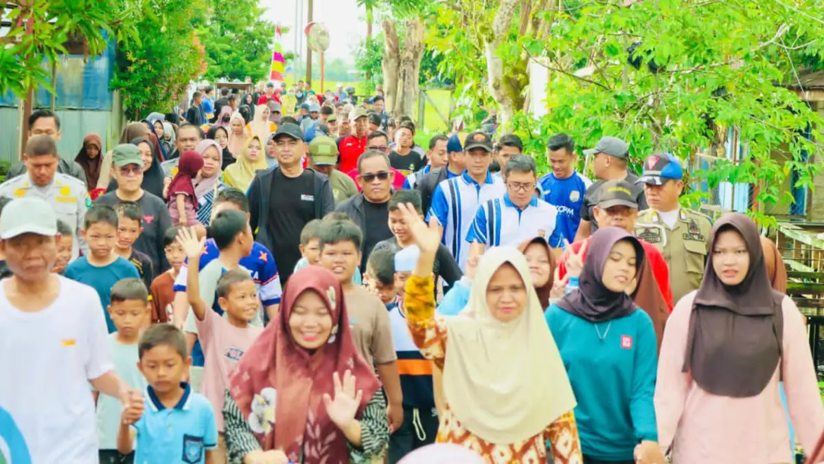 PARTISIPASI:Bupati dan Wabup HSU, H Sahrujani dan Hero Setiawan, bersama unsur Forkopimda mengikuti senam bersama masyarakat pada kegiatan jalan sehat dalam rangka Hari Jadi ke-74 HSU, di Kecamatan Amuntai Selatan, Jumat (10/4/2026).(Foto:Pemkab HSU)