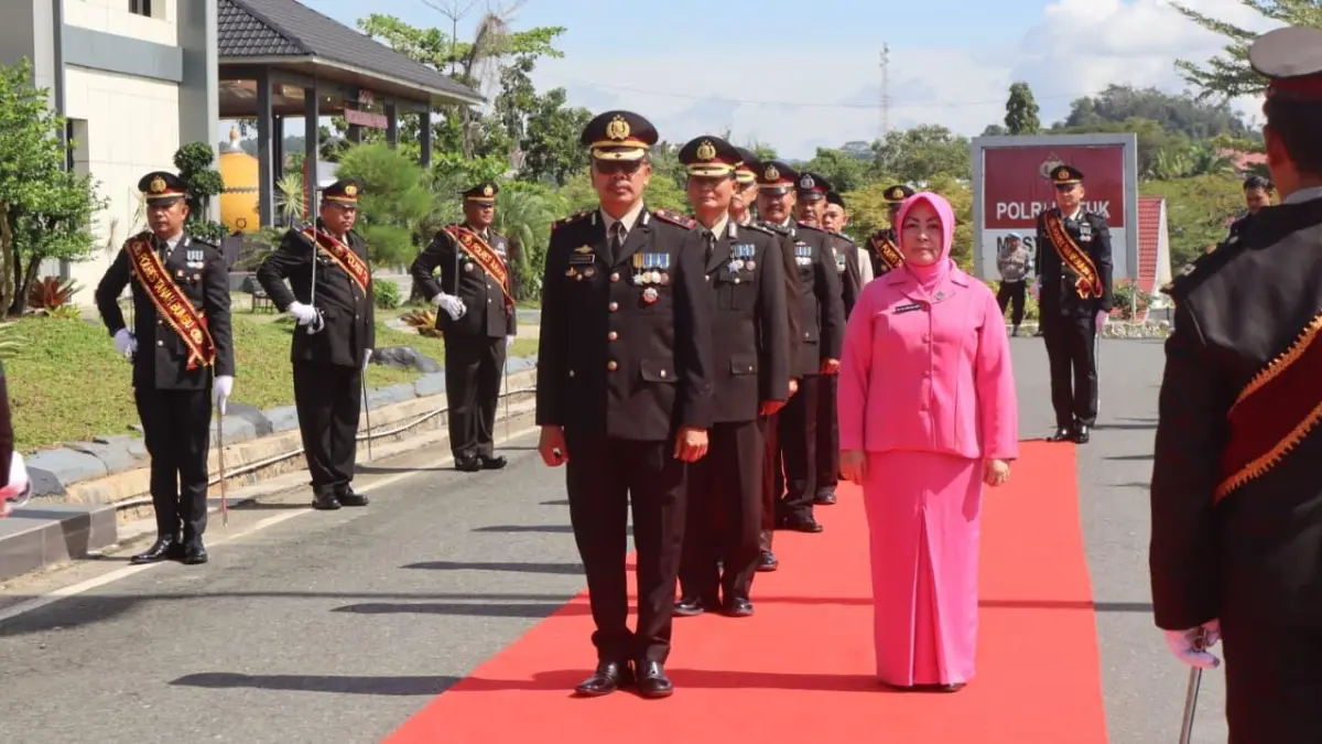 PURNA BAKTI: Enam personel Polres Tanah Bumbu mengikuti prosesi pelepasan masa pensiun di halaman Mapolres, Kecamatan Simpang Empat. (Foto: Polres Tanah Bumbu untuk Radar)