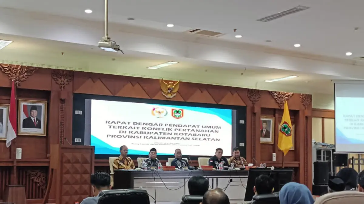 RAPAT:Wakil Ketua BAP DPD RI, Yulianus Henock Sumual (tengah kanan) bersama jajaran terkait saat melakukan RDPU di Banjarbaru, Kalsel. (Foto:Sheilla Farazela/Radar Banjarmasin)&nbsp;