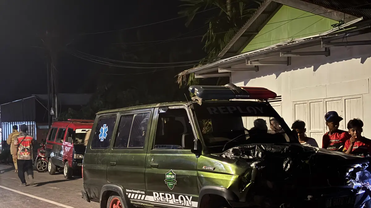 RINGSEK: Mobil relawan BPK Swadaya mengalami kecelakaan tunggal saat dalam perjalanan mengejar kebakaran di Gang Pergi Kecil, Mantuil, Banjarmasin Selatan. (Foto: Zulvan Rahmatan/Radar Banjarmasin)

