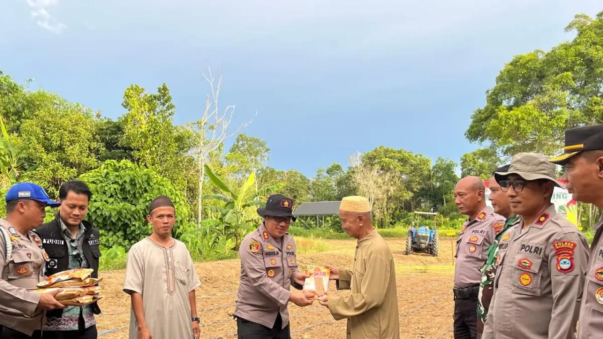 SERAHKAN BIBIT:Penanaman jagung secara simbolis di lahan ponpes di Desa Muara Tapus, Kecamatan Amuntai Tengah, Kabupaten HSU. (Foto:Polres HSU)&nbsp;