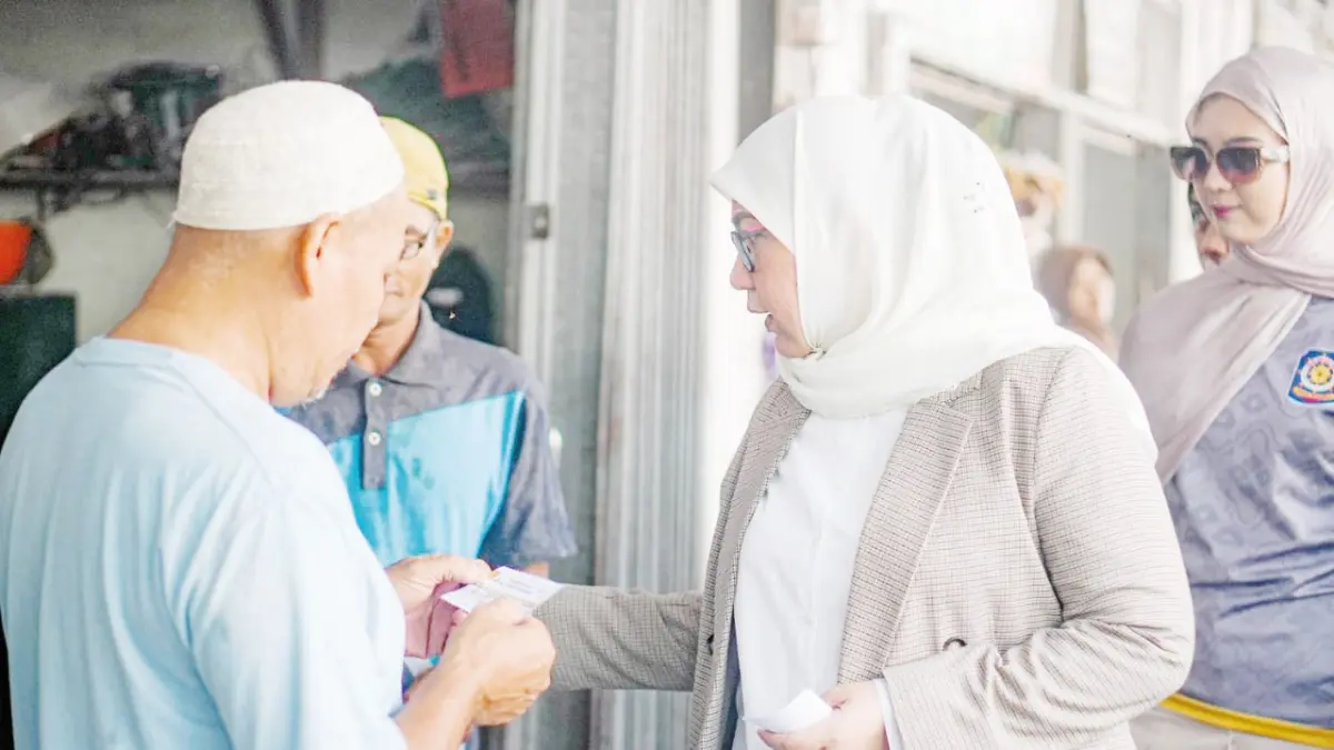 VOUCHER: Wali Kota Banjarbaru, Hj Erna Lisa Halaby &nbsp;membagikan voucher belanja ke masyarakat di Pasar Bauntung.&nbsp;
(MC BANJARBARU)&nbsp;