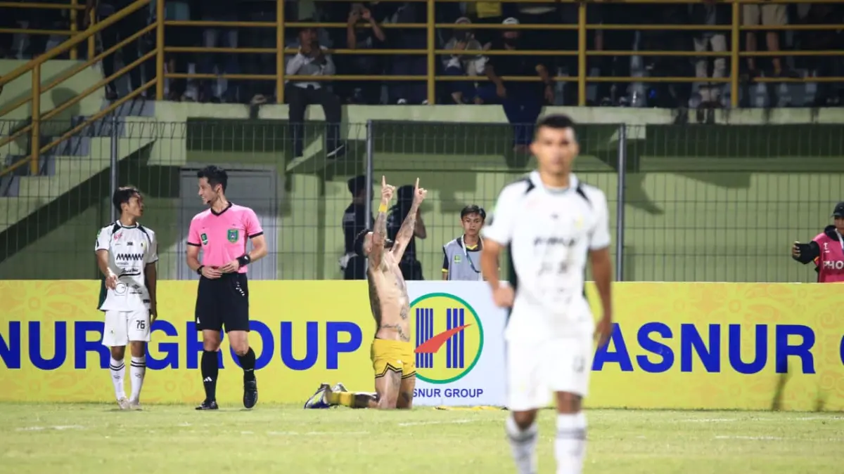 SELEBRASI:Renan Alves merayakan gol semata wayang yang memastikan kemenangan PS Barito Putera 1-0 atas PSS Sleman di Stadion 17 Mei Banjarmasin dalam lanjutan Pegadaian Championship 2025/2026 pekan ke-24, Sabtu (11/4/2026).(Foto:M Idris Jian Sidik/Radar Banjarmasin)