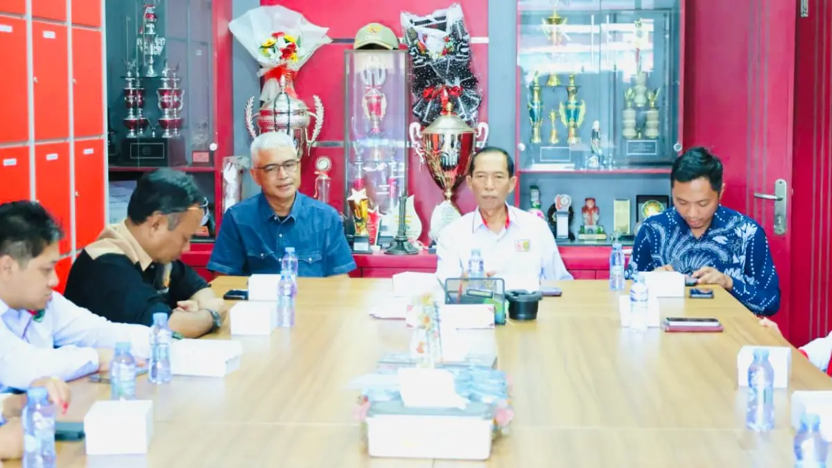 DUKUNGAN: Ketua KONI HSU Hero Setiawan (Iwan Alabio) bersama jajaran kunjungan dan koordinasi ke KONI Banjarmasin dan KONI Barito Kuala dalam upaya menggalang dukungan tuan rumah Porprov XIII 2029.