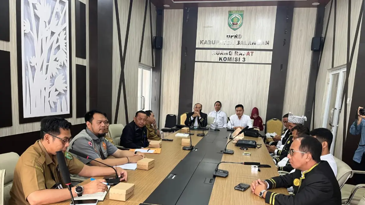 GODOK REGULASI: Jajaran Komisi III DPRD Balangan saat melakukan rapat finalisasi Raperda Inisiatif Penanggulangan Bahaya Kebakaran bersama BPBD Balangan.