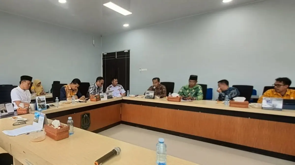 Komisi II DPRD Kabupaten Hulu Sungai Utara, rapat bersama pihak eksekutif membahas persiapan keberangkatan jemaah haji 2026 di ruang rapat Gedung Baru Lantai II DPRD HSU. DPRD HSU
