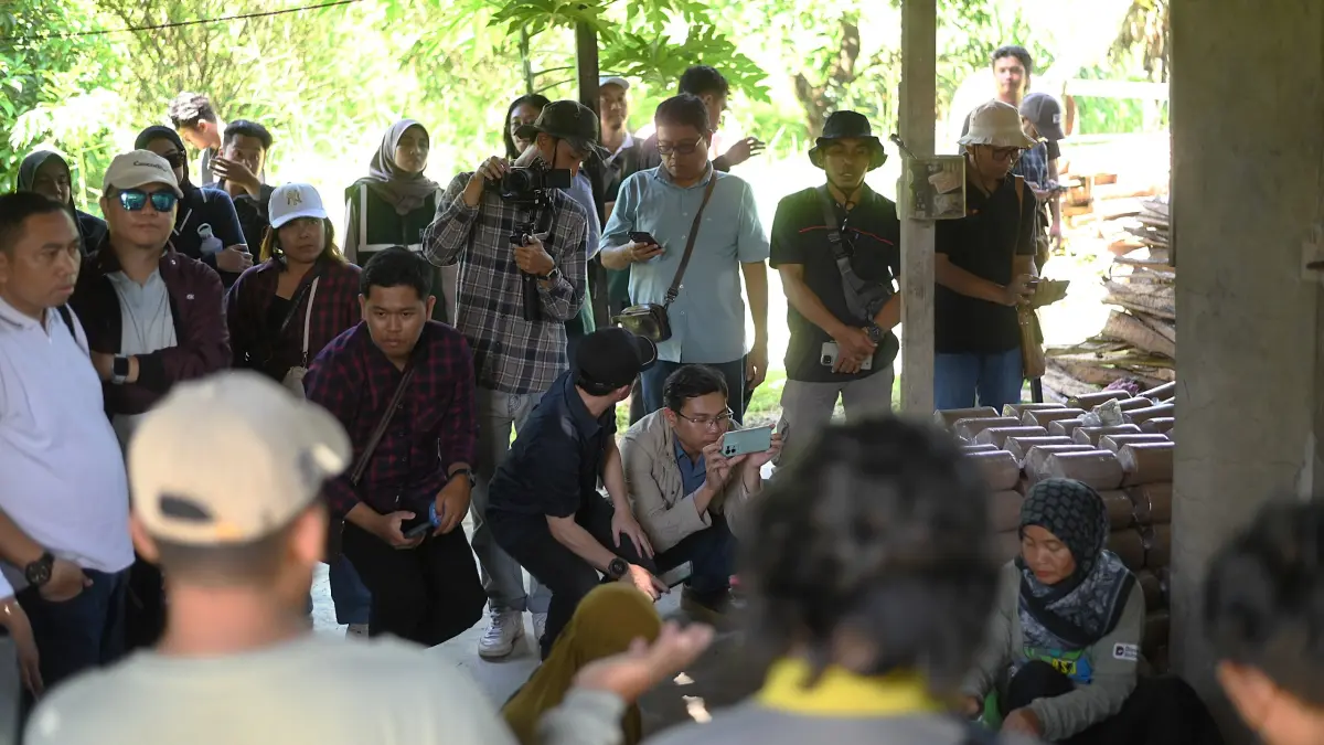 KUNJUNGAN : Para wartawan saat mengikuti site visit di rumah produksi jamur tiram di Desa Berdaya Jolali, Banjarbaru dalam kegiatan media gathering PLN UID Kalselteng.(Foto:PLN UID Kalselteng) 
