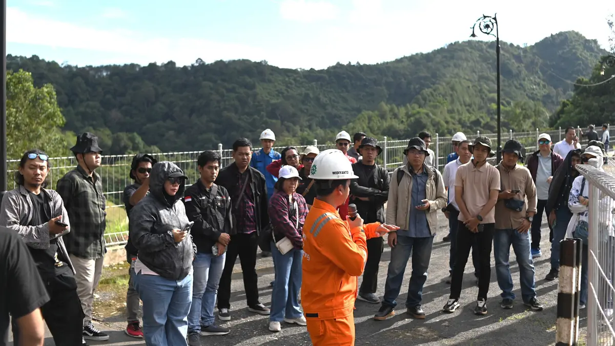 MENYIMAK: Para wartawan peserta media gathering PLN UID Kalselteng mendengarkan proses produksi listrik di PLTA PM Noor.(Foto-foto: PLN UID Kalselteng)&nbsp;