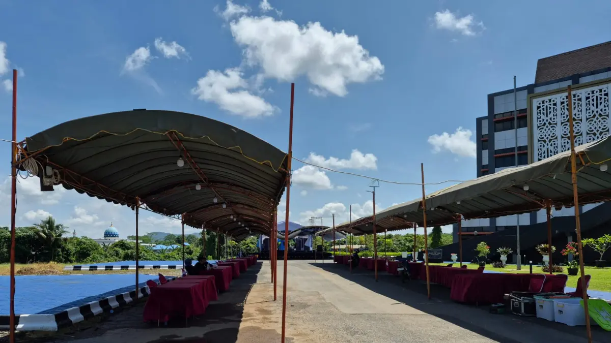 PESIAPAN : Inilah stand yang akan digunakan oleh puluhan UMKM di Tala untuk mengenalkan produk unggulannya kepada para peserta MTQ Politeknik Nasional di Politala. (Foto : Norsalim Yahya/Radar Banjarmasin)