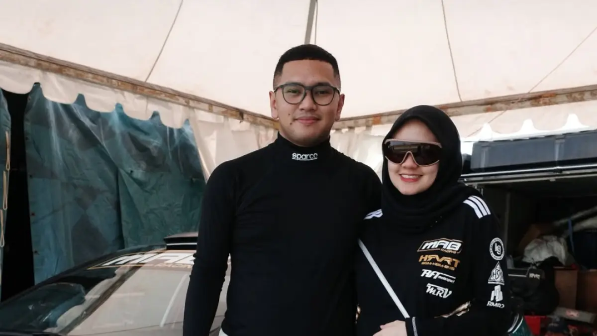PINDAH HALUAN: M Fahrezi Fadh bersama istrinya. Pereli ini sebelumnya merupakan co-driver, dan sekarang jadi driver utama dan siap menjalani debut sebagai pembalap.
