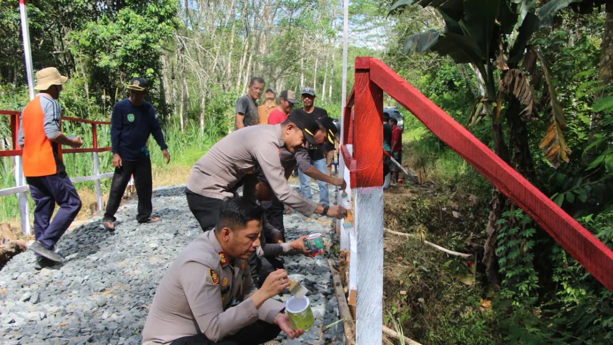 RAMPUNG: Jembatan Merah Putih di Kecamatan Hatungun selesai berkat gotong royong polisi dengan warga sekitar.
Foto Polres Tapin