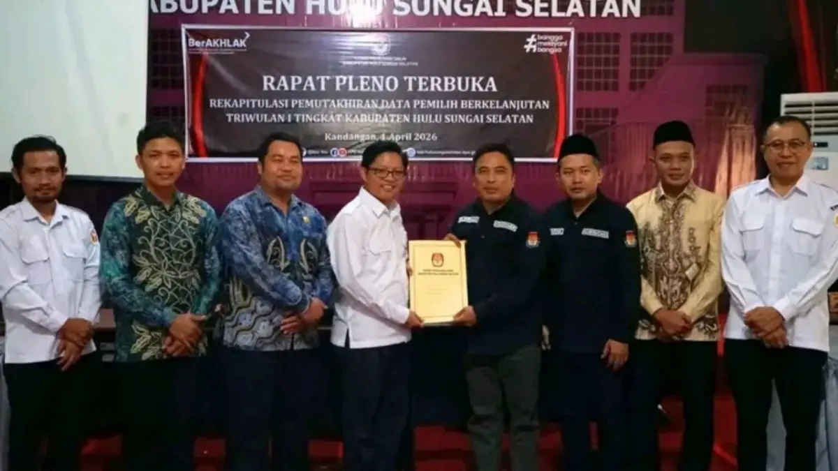 RAPAT PLENO: Serah terima dokumen Penetapan PDPB Triwulan I pada rapat pleno Rabu (1/4/2026). (Foto: KPU HSS)&nbsp;