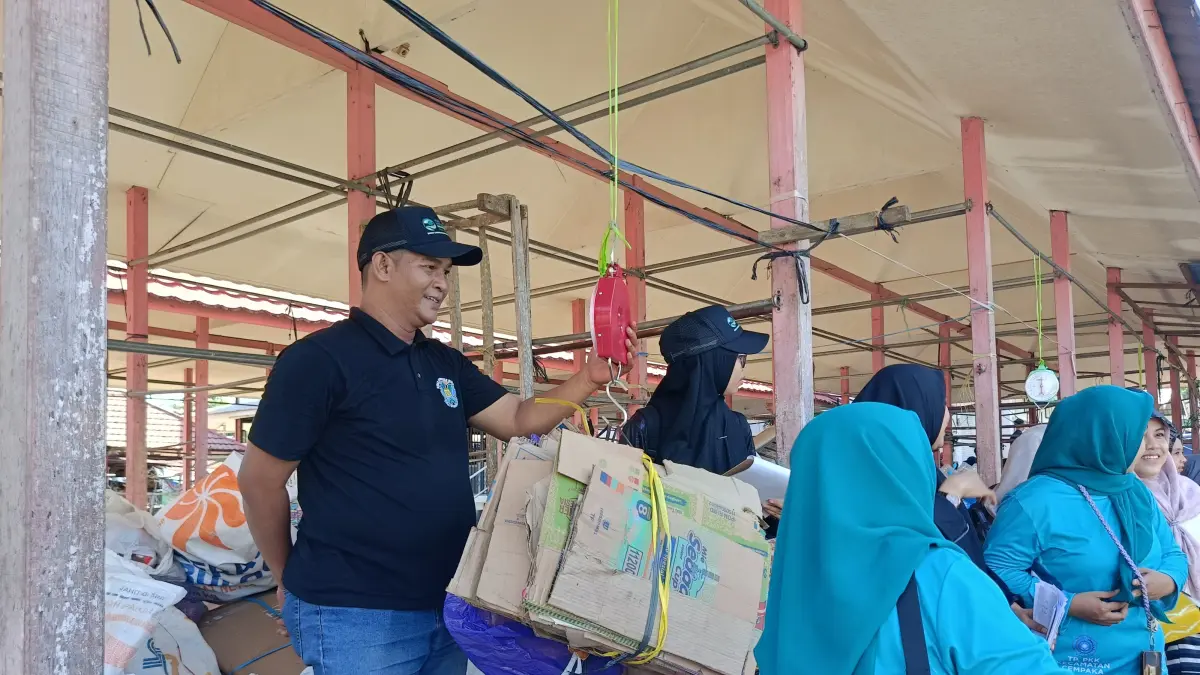 sampah-sampah yang sudah dipilah kemudian ditimbang dan ditukar menjadi sembako (SHEILLA/RADAR BANJARMASIN)