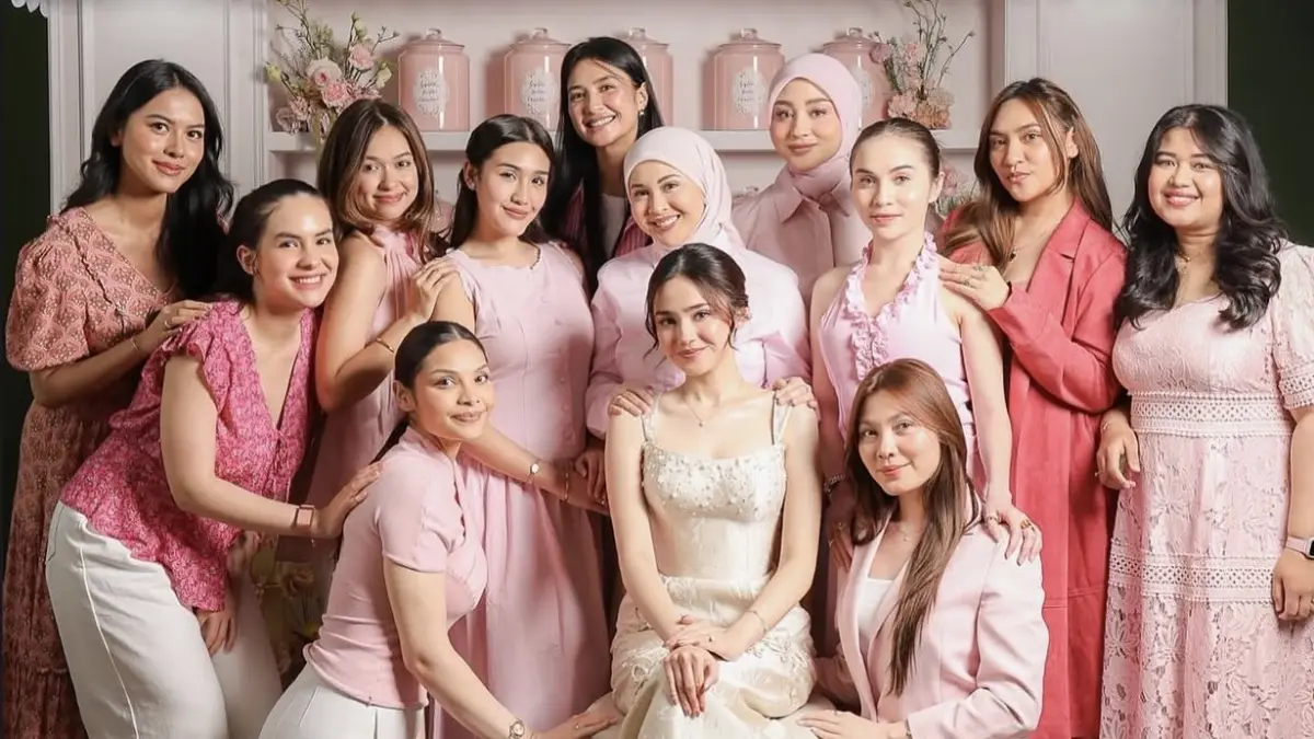 SERU: Momen foto bersama Syifa Hadju dan para sahabat dalam momen Bridal Luncheon. (Foto: Instagram/mikhatambayong)