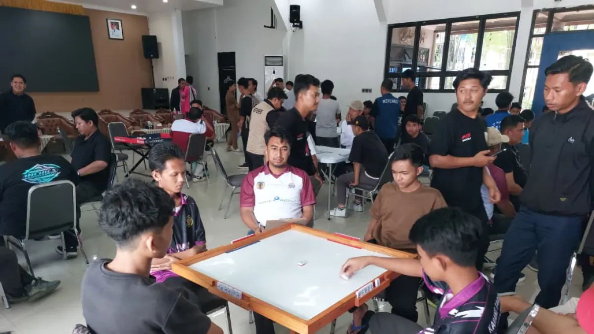 SOSIALISASI: Pengurus ORADO HST sosialisasikan aturan main domino.