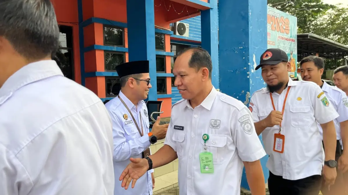 APEL PERDANA: Suasana halalbihalal personel BPBD Balangan di halaman kantor usai pelaksanaan apel hari pertama masuk kerja pasca libur Idulfitri.&nbsp;