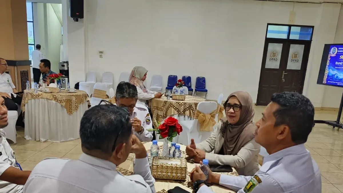 BERBINCANG: Sekwan Kota Banjarbaru Hj Arnawaty Sufiatin SP MM duduk berbincang dengan peserta Rakorda membahas penguatan kinerja Sekretariat DPRD se-Kalsel.