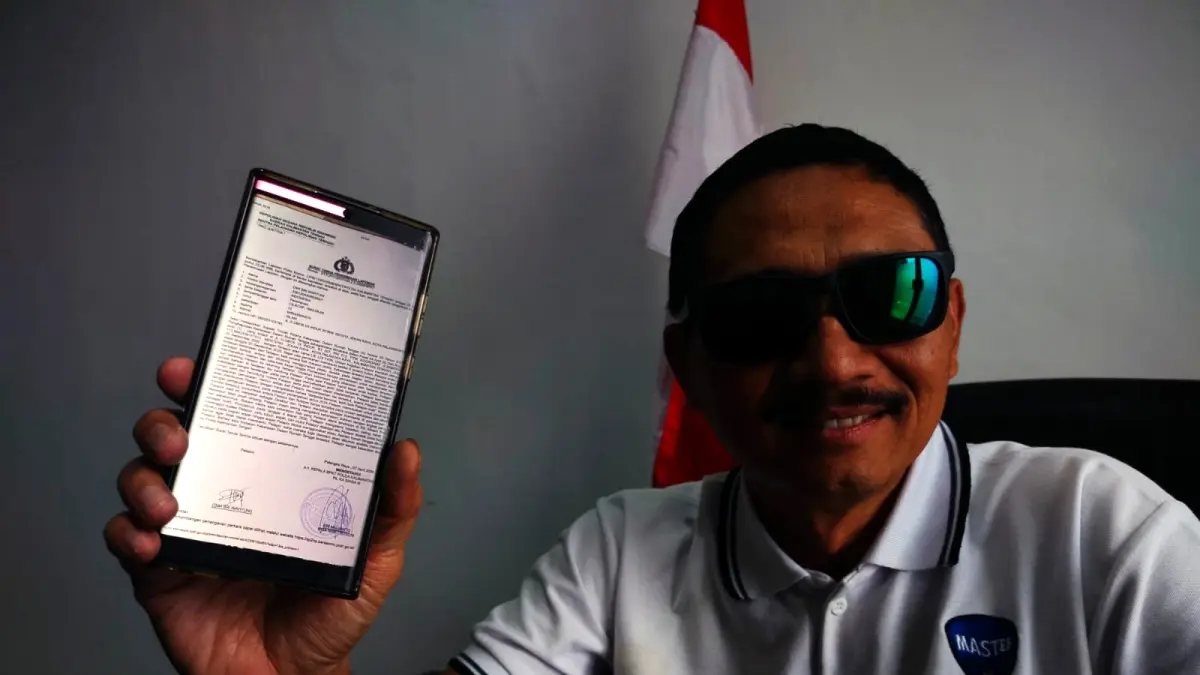 BERKAS LAPORAN: Edi Sucipto menunjukan berkas laporan dugaan KDRT yang dilayangkan oleh klienya ke Polda Kalteng. | Foto: Maulana