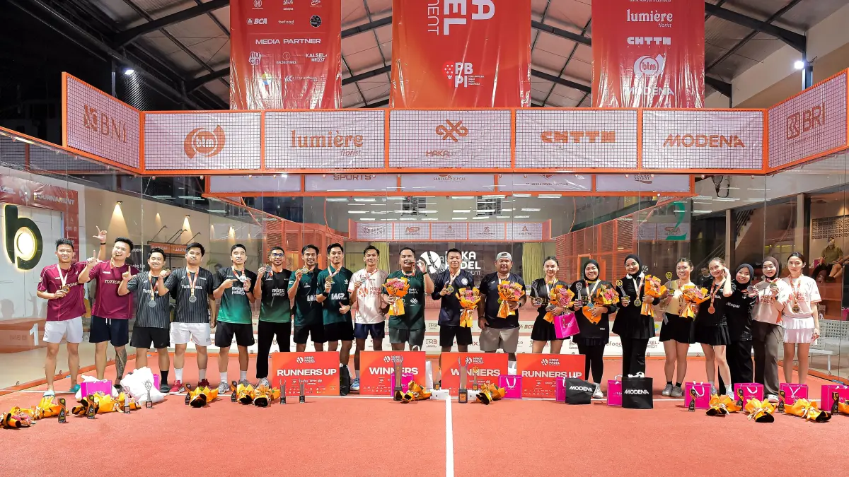 BERTANDING: Para peserta HAKA Padel Tournament 2026 bertanding penuh semangat di Borneo Padel Banjarmasin yang berlangsung pada 9—12 April 2026.(M Idris Jian Sidik)