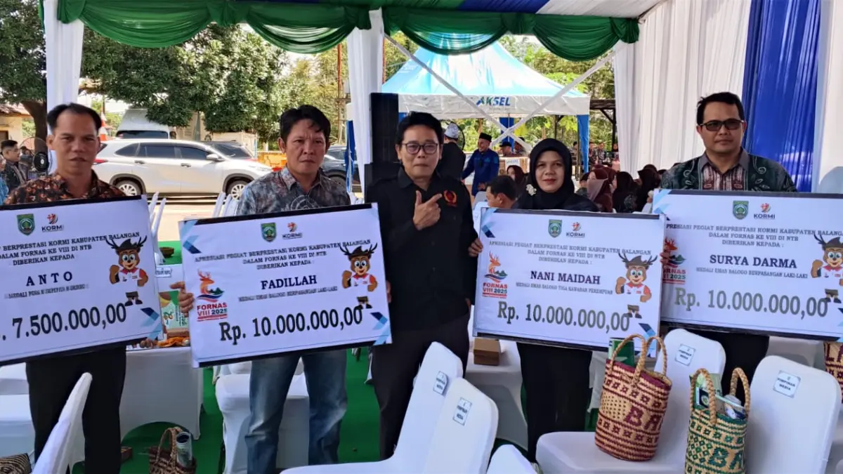 BONUS PRESTASI: Penyerahan bonus secara simbolis kepada atlet olahraga tradisional Balangan yang sukses meraih medali pada ajang FORNAS VIII NTB. Pemerintah daerah memberikan Rp10 juta untuk peraih emas.