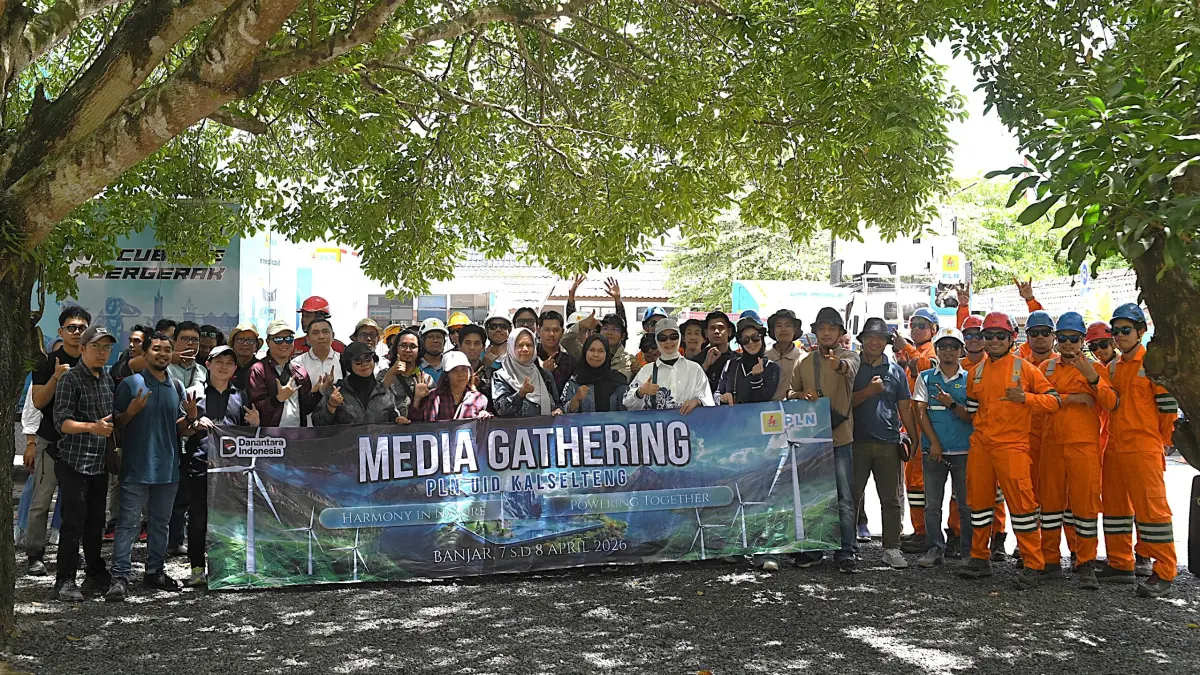 DOKUMENTASI: Foto bersama para wartawan, pimpinan media, dan petugas PLN setelah gelar alat siaga dalam rangkaian kegiatan media gathering PLN UID Kalselteng pada Rabu (8/4/2026) di Banjarbaru.