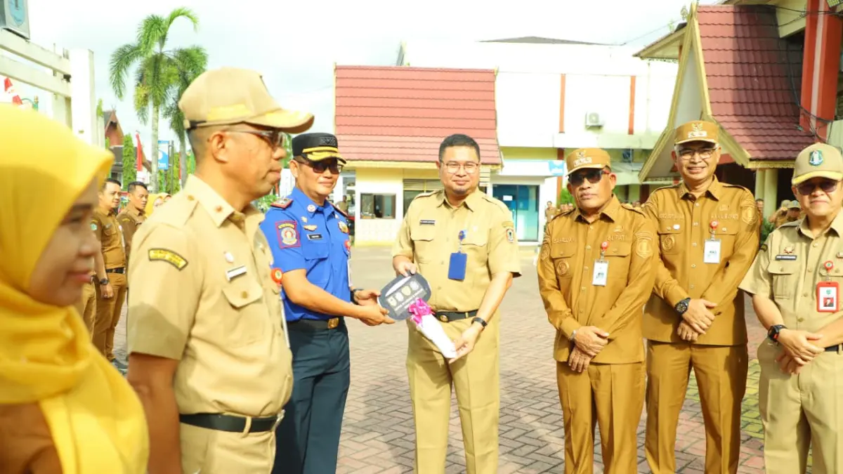 HIBAH:Bupati HSU, Sahrujani dampingi penyerahan hibah mobil Damkar dari Pemprov Kalsel saat apel gabungan ASN di lingkungan Pemkab HSU. (Foto:Pemkab HSU)