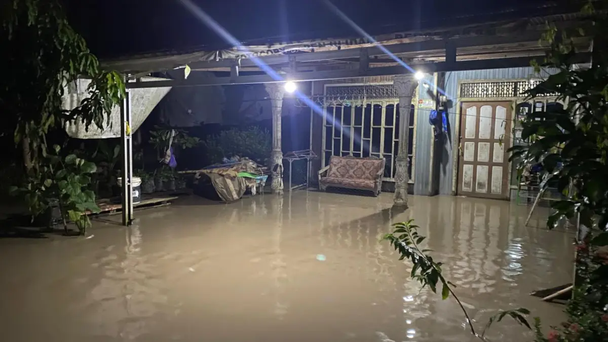 Intensitas hujan yang tinggi menyebabkan sebagian rumah di Tambarangan dan Sawang terendam, dan sekarang berangsur surut.
(Pusdalops BPBD Tapin) 