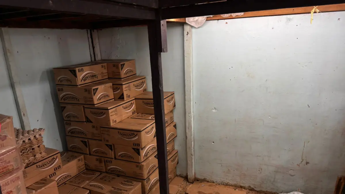 MELONJAK:Stok produk minyak goreng Minyakita disalah satu agen di Banjarmasin.(Foto: Raudah Anisya/Radar Banjarmasin)