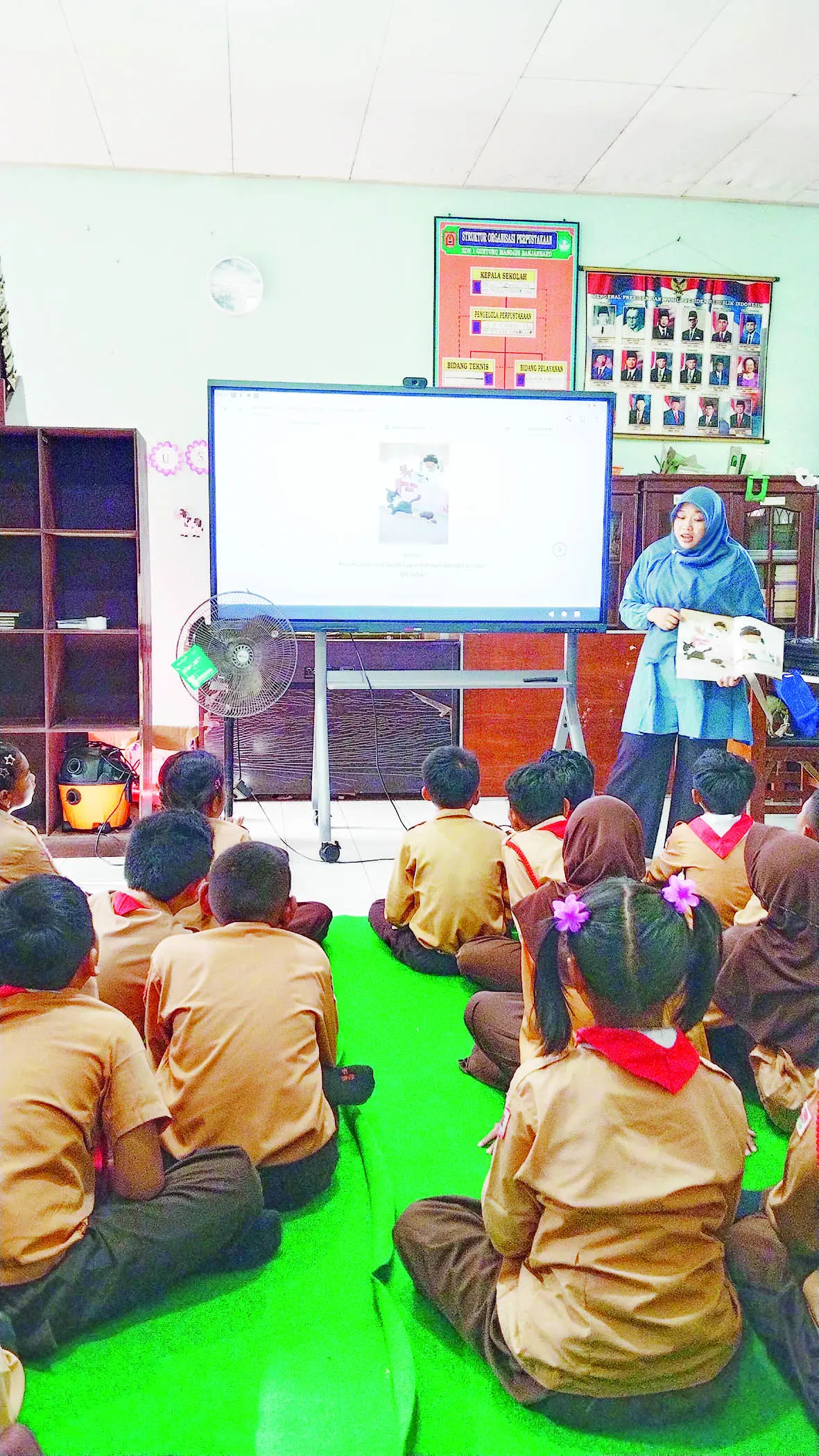 MEMBACA: Sejumlah siswa mengikuti kegiatan membaca nyaring bersama relawan Read Aloud Kalimantan Selatan di SDN Guntung Manggis 1, baru-baru tadi. 
(EKA UNTUK RADAR BANJARMASIN)