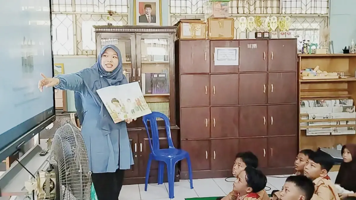 MEMBACAKAN: Relawan Read Aloud Kalimantan Selatan saat membacakan buku untuk para siswa SDN Guntung Manggis 1, baru-baru tadi.&nbsp;
(Foto: EKA UNTUK RADAR BANJARMASIN)
