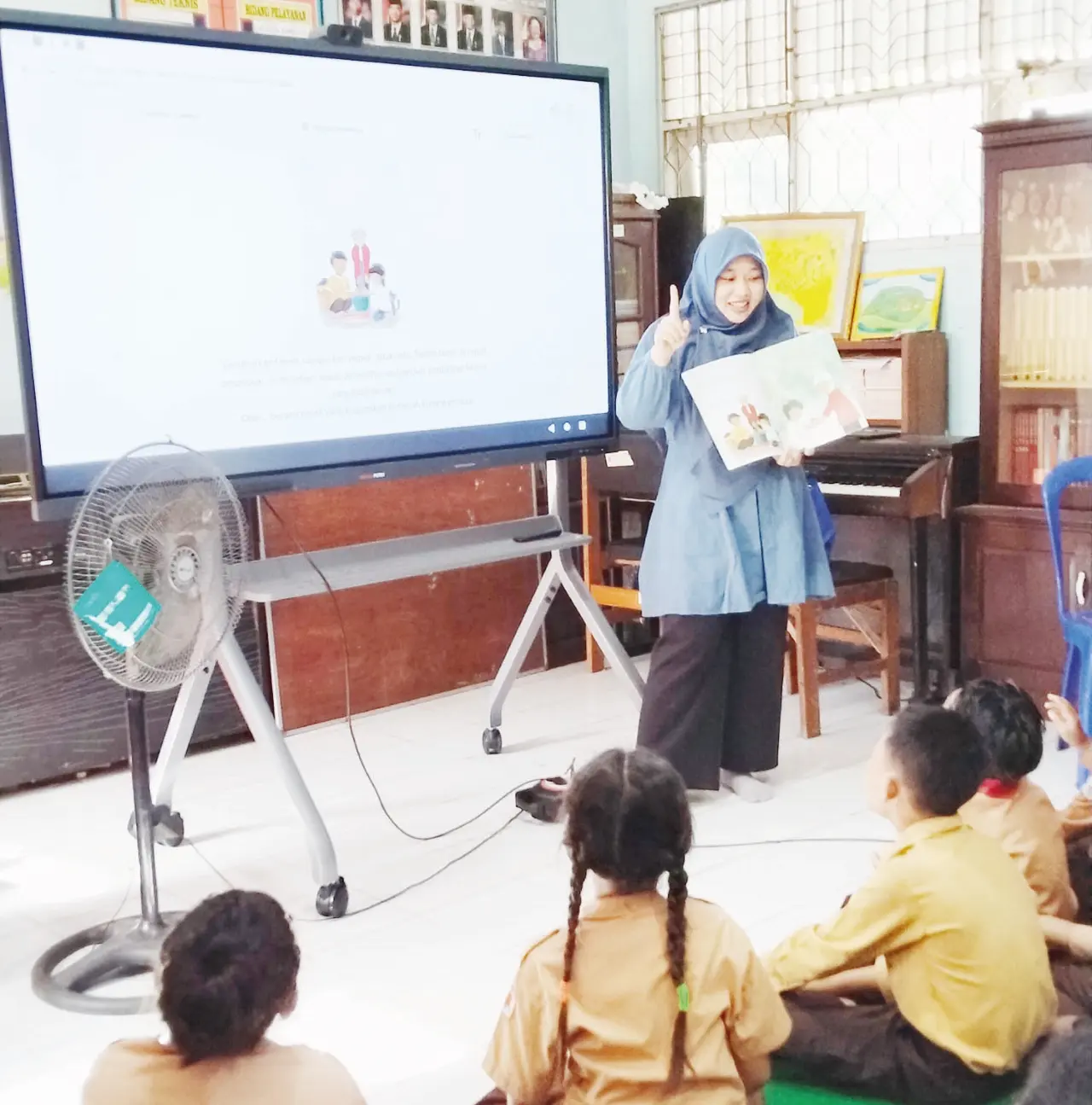 MENYIMAK: Sejumlah siswa mengikuti kegiatan membaca nyaring bersama relawan Read Aloud Kalimantan Selatan di SDN Guntung Manggis 1, baru-baru tadi.&nbsp;
(EKA UNTUK RADAR BANJARMASIN)