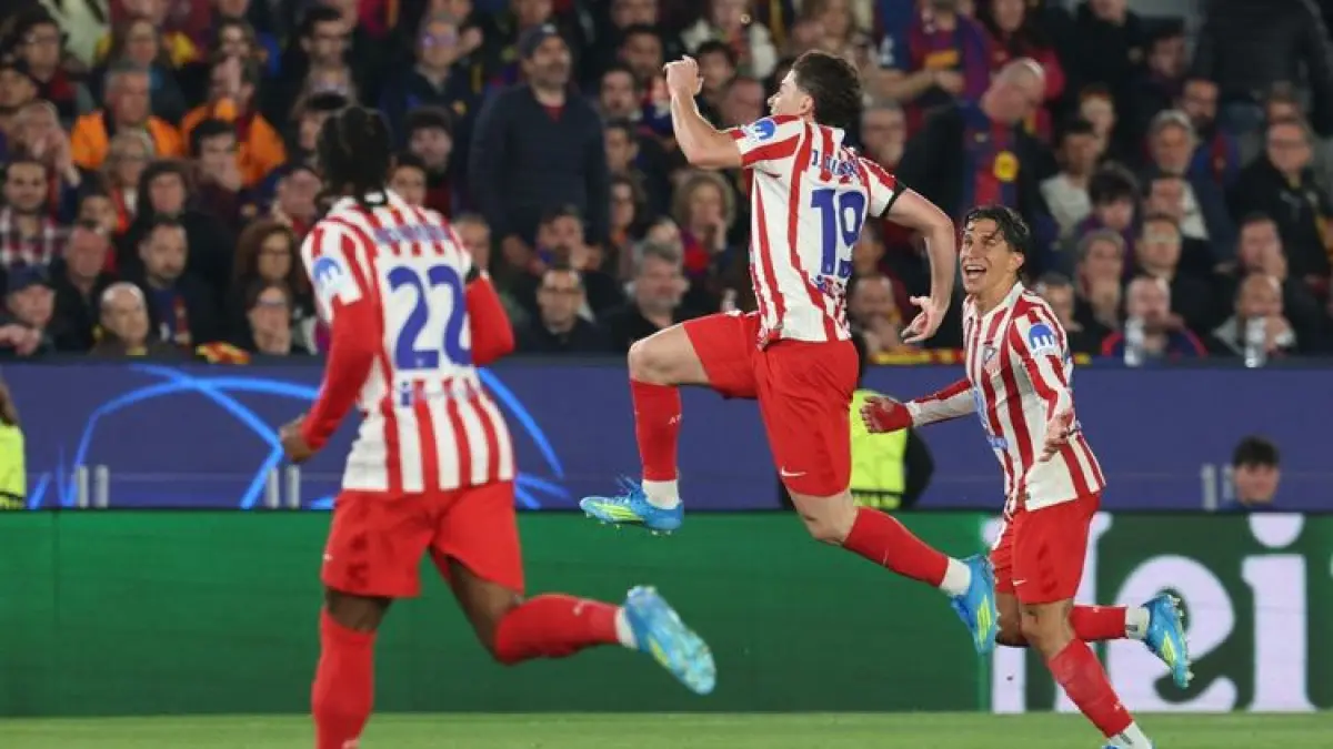 MERAYAKAN: Penyerang Atletico Madrid, Julian Alvarez, merayakan gol pertama timnya ke gawang Barcelona pada laga leg pertama perempat final Liga Champions, Kamis (9/4) dini hari.&nbsp;
(AFP/LLUIS GENE)