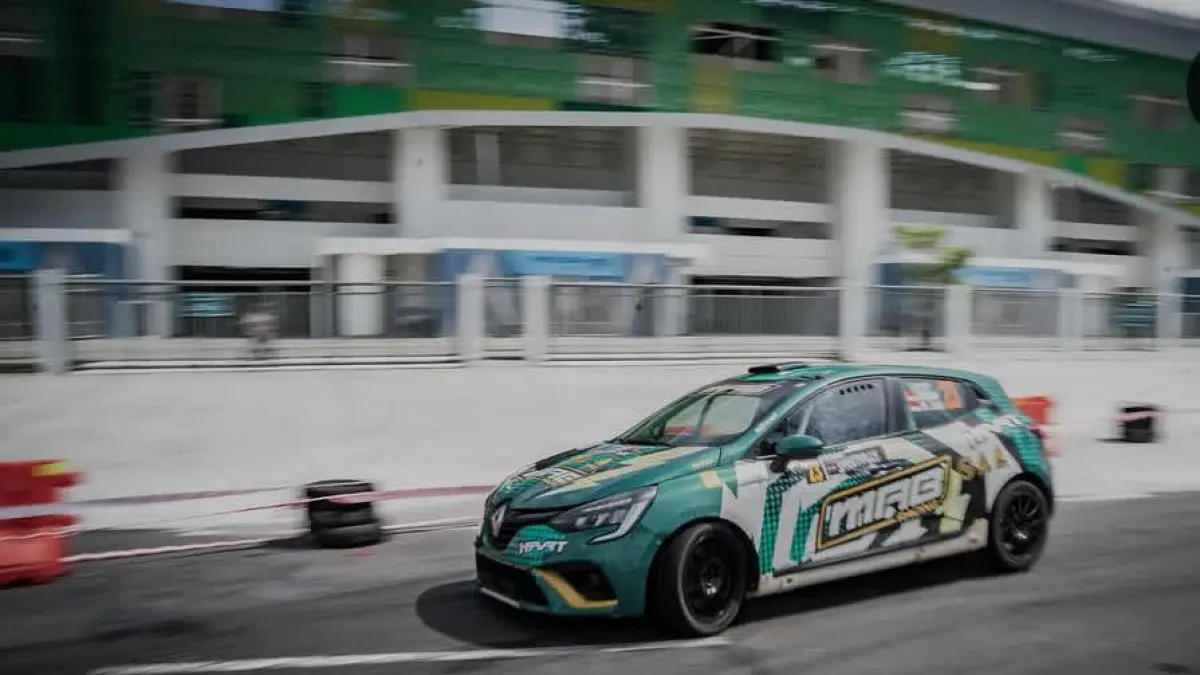 Mobil yang dikendarai pereli muda Tapin melaju di lintasan Sprint Rally, di Sumatera Utara.