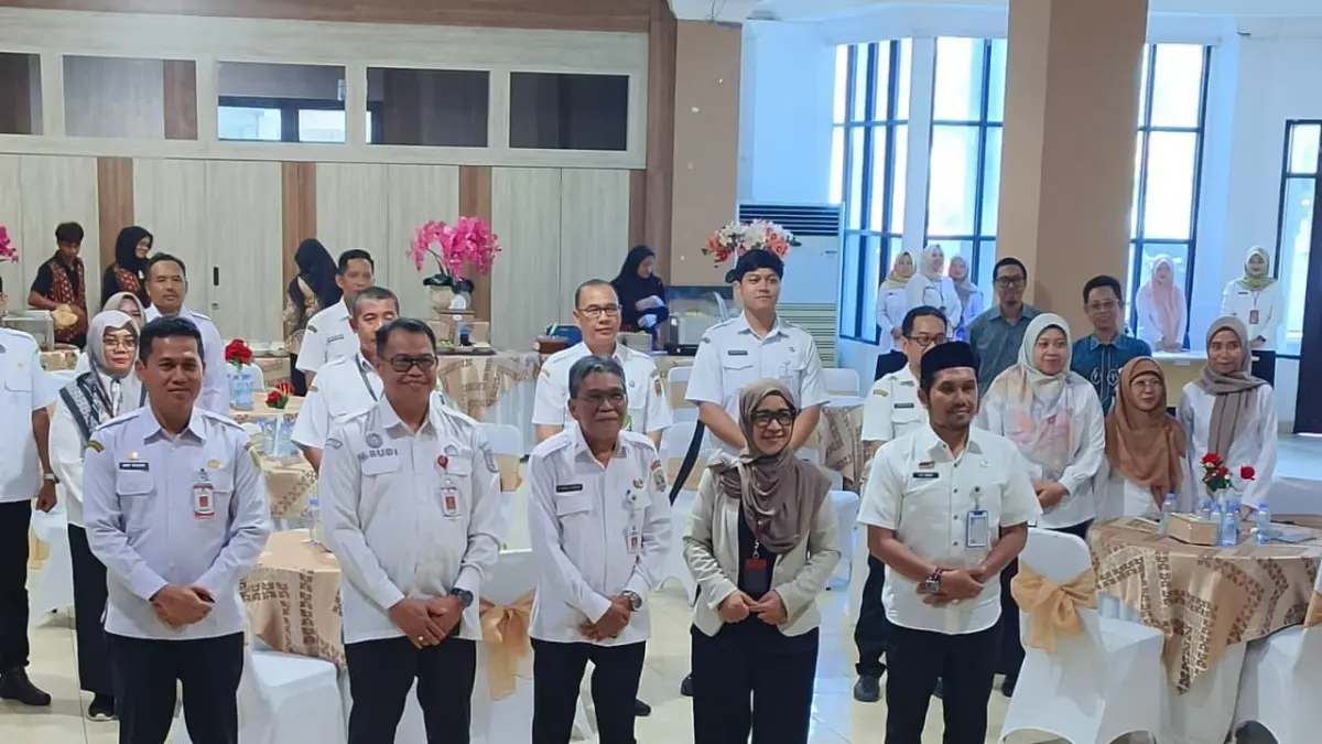 MOMEN: Sekwan Kota Banjarbaru  Hj Arnawaty Sufiatin SP MM (dua kanan depan) berfoto bersama peserta usai terpilih sebagai Ketua ASDEKSI Korda Kalsel 2026–2028.