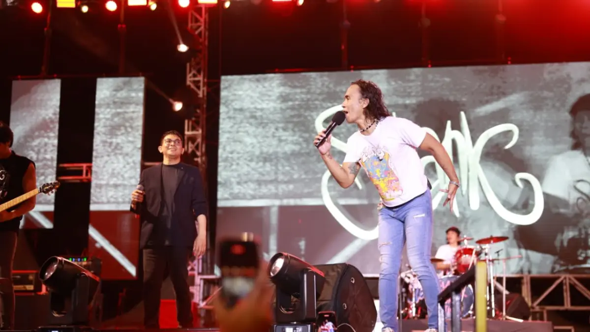 PEMBUKAAN: Vokalis Slank Kaka berduet dengan Bupati Tanah Bumbu Andi Rudi Latif saat pembukaan Mappanre Ri Tasi’e di Pagatan, Kecamatan Kusan Hilir, Tanah Bumbu.