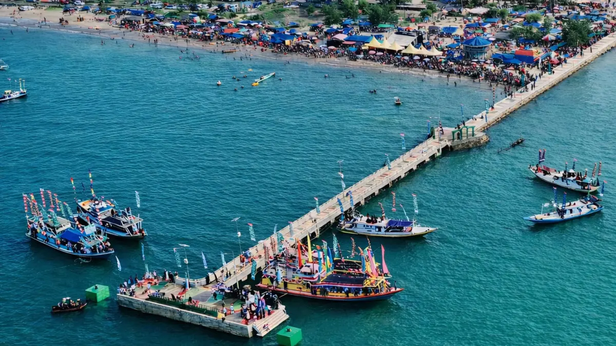 PROSESI LAUT: Sejumlah perahu hias mengikuti rangkaian Mappanre Ri Tasi’e di Pantai Pagatan, Tanah Bumbu.