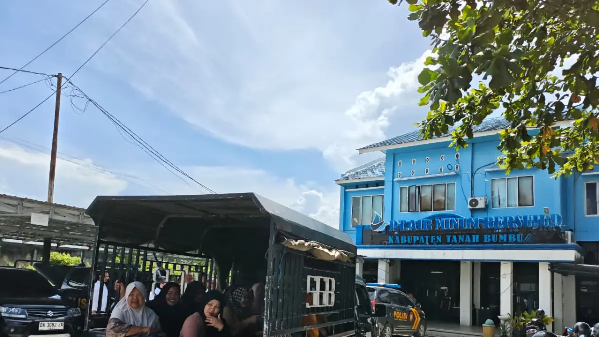 PULANG: Sejumlah warga Desa Segumbang kembali menggunakan mobil pikap usai menyampaikan aspirasi terkait gangguan distribusi air bersih di kantor PT Air Minum Bersujud. 