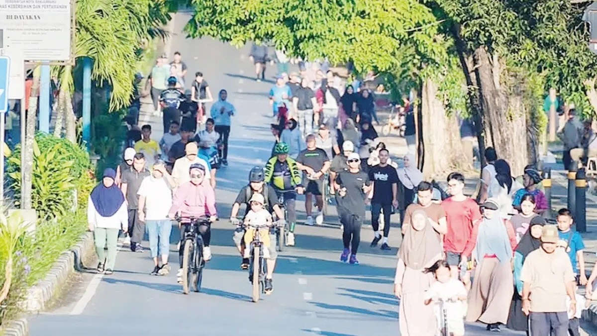 RAMAI: Warga berolahraga di kawasan car free day (CFD) di Jalan Panglima Batur, Minggu (12/4).&nbsp;
(Foto: SHEILLA FARAZELA/RADAR BANJARMASIN)&nbsp;