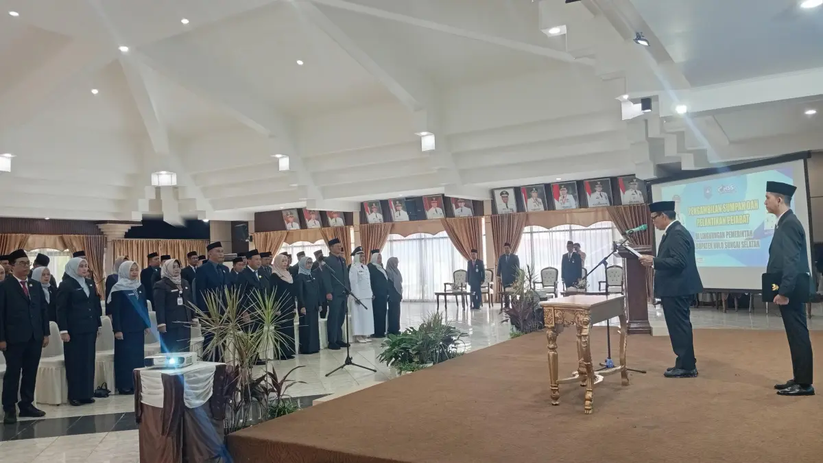 RESMI: 13 Pejabat baru pemerintah Kabupaten HSS resmi dilantik dan mengambil sumpah jabatan. (Foto: M. Padil Ihsan/Radar Banjarmasin)&nbsp;