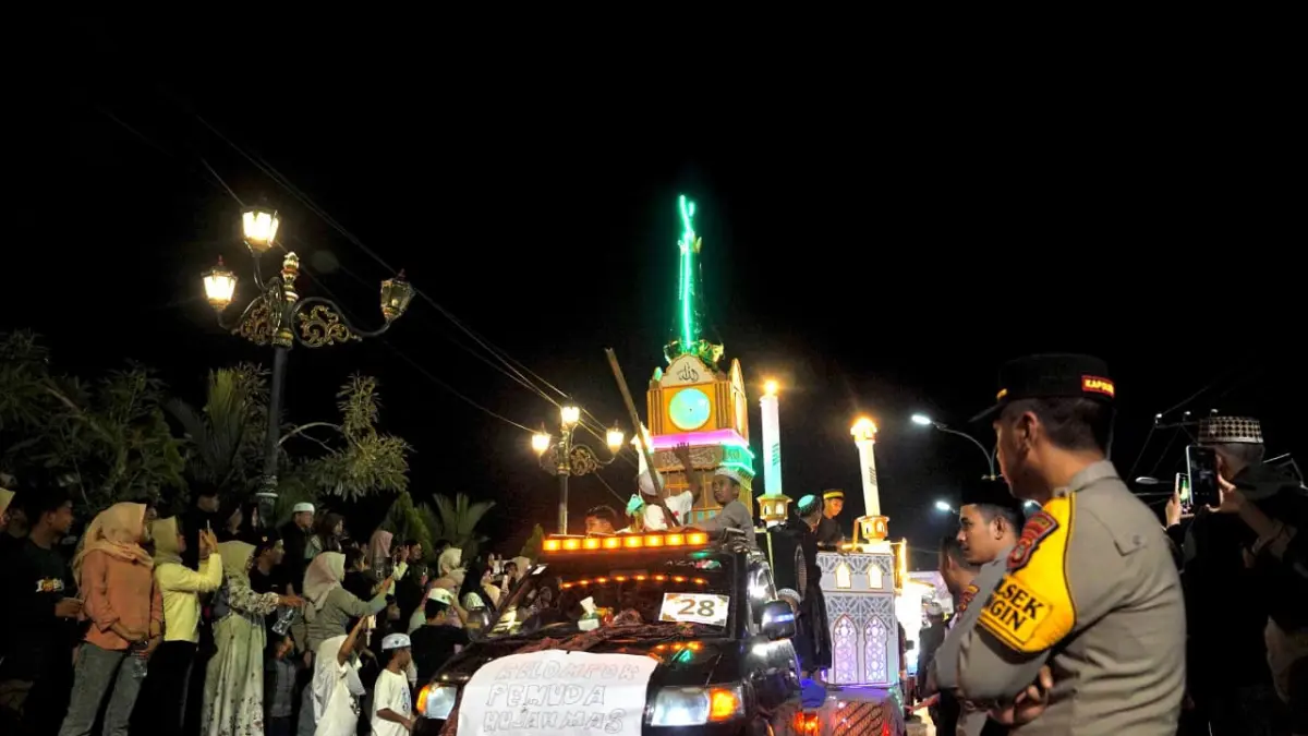 SEMARAK RAMADAN : Antusias warga menyaksikan kendaraan hias peserta Festival Baarak Tanglong yang melintas dalam rangka menyemarakkan Ramadan 1447 H.&nbsp;
