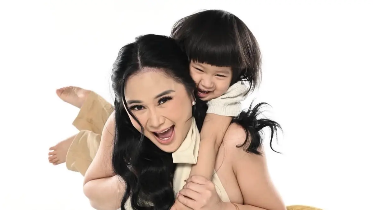 SERU: Potret keseruan Denise Chariesta dan putranya Jaden Bowen. (Foto: Instagram/denisechariesta91)